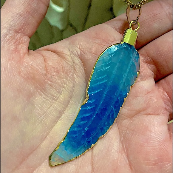 14kt ygp BNIB Blue Ombré Feather Geode Pendant On Necklace - Picture 8 of 14